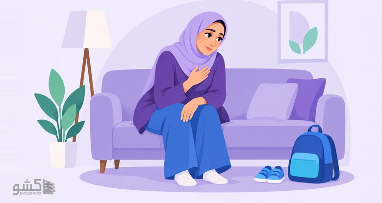 مادری روی مبل، دست بر سینه، با دقت گوش می‌دهد؛ راهبردهای والدینی در پرسشنامه خودکارآمدی مادران برکلی
